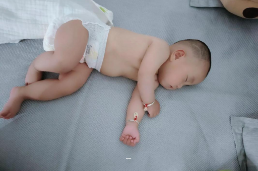湘西宝宝先长上牙还是下牙