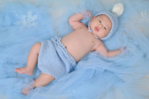 湘西三个月宝宝挠耳朵 湘西三个月宝宝挠耳朵